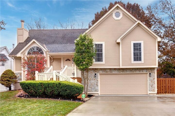 8015 W 148th Terrace  Overland Park KS 66223 photo