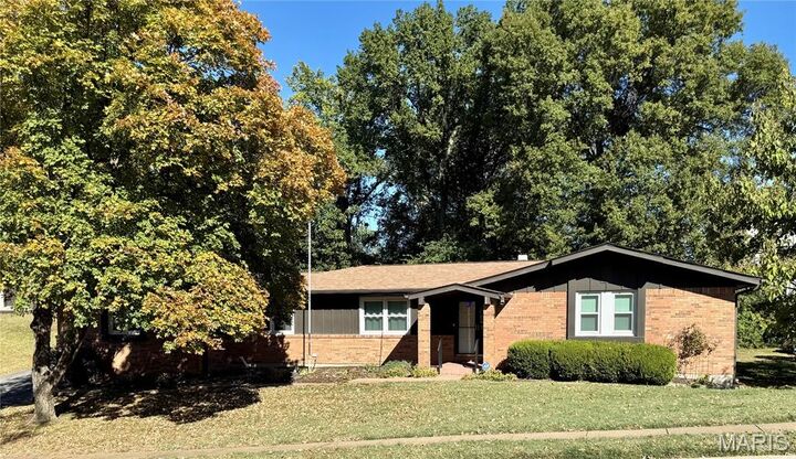 Property Photo: 655 Hunters Ridge Drive MO 63135