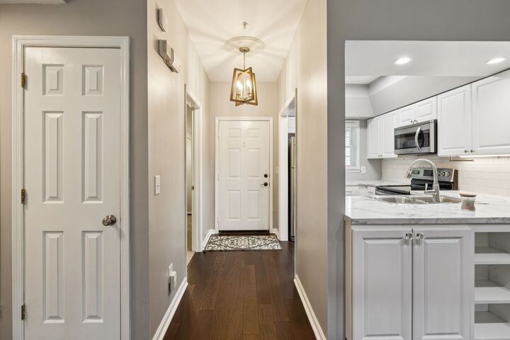 Property Photo:  136 W End Pl  TN 37205 