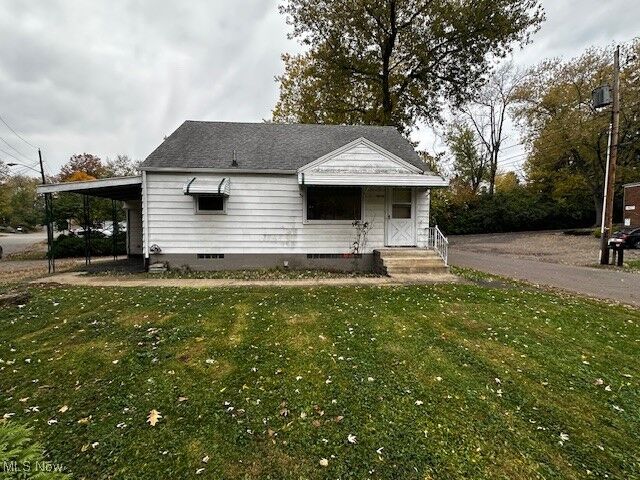 Property Photo:  1806 Ferndale Road NW  OH 44709 