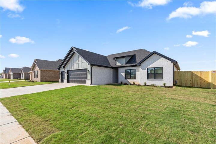 Property Photo:  111 N Banner Avenue  AR 72730 