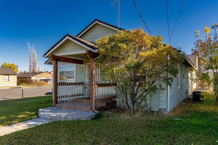 Property Photo: 798 Claypool Street OR 97754