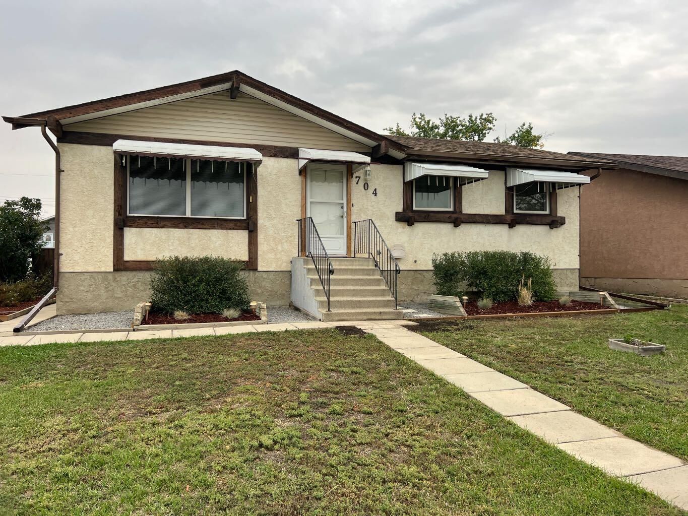 Property Photo: 704 Bankview Drive AB T0J 0Y6