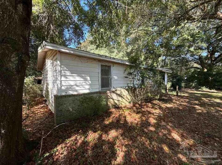Property Photo: 4124 Lawrence Ave FL 32571