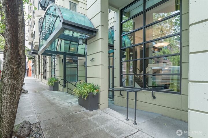 Property Photo:  425  Vine Street 721  WA 98121 