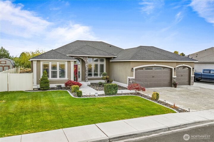 Property Photo: 1830 E Madera Street WA 99344