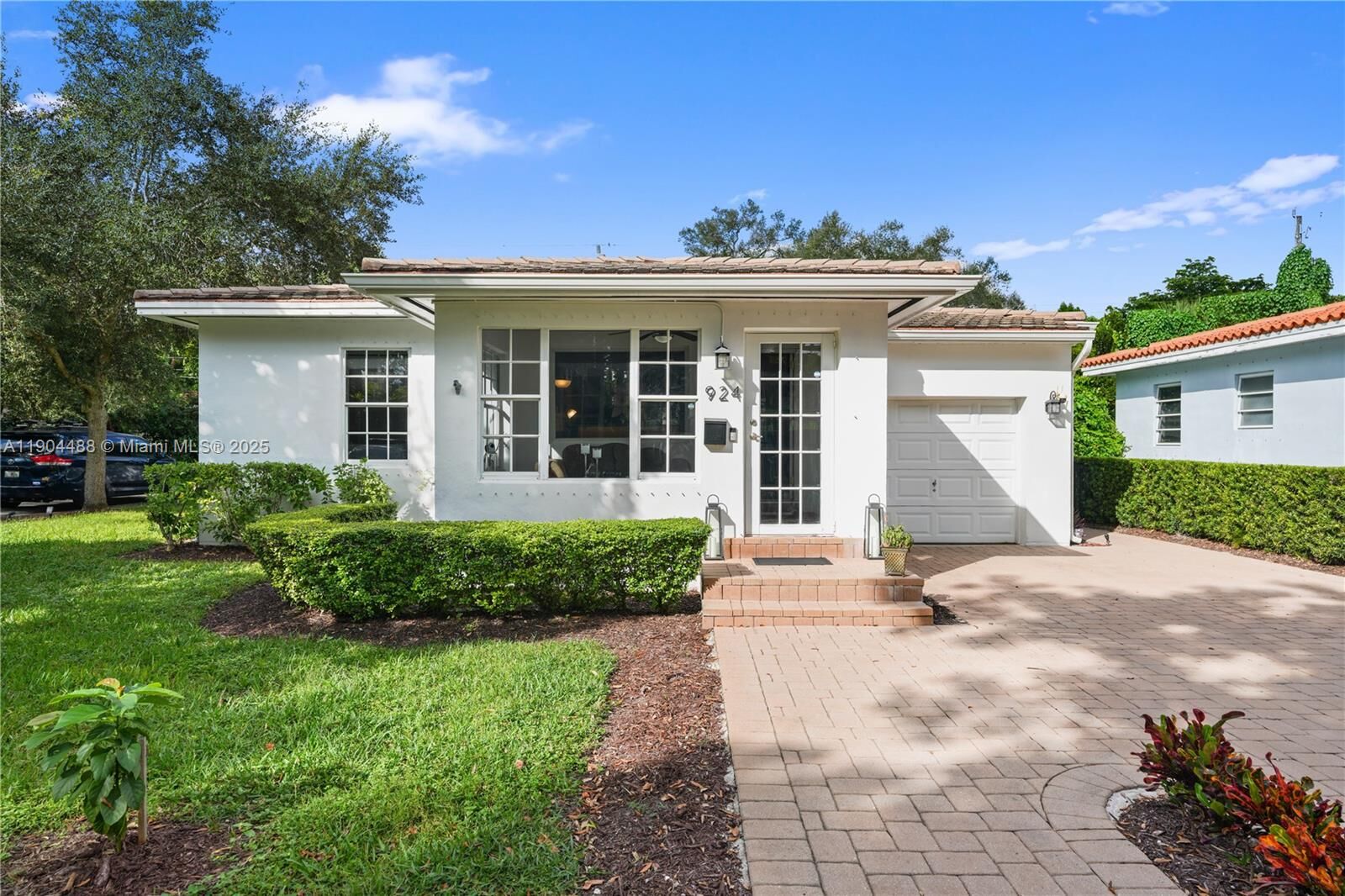 Property Photo:  924 El Rado St  FL 33134