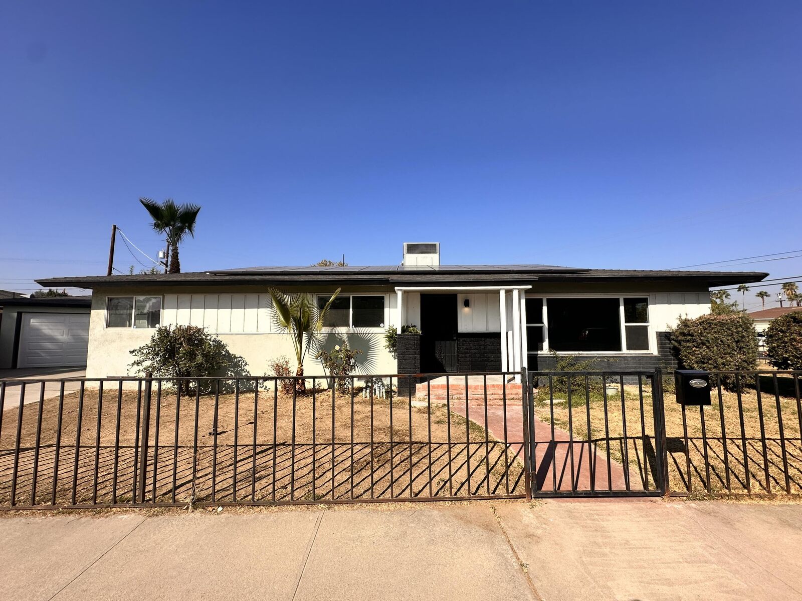 Property Photo: 901 Paloma Street CA 93304