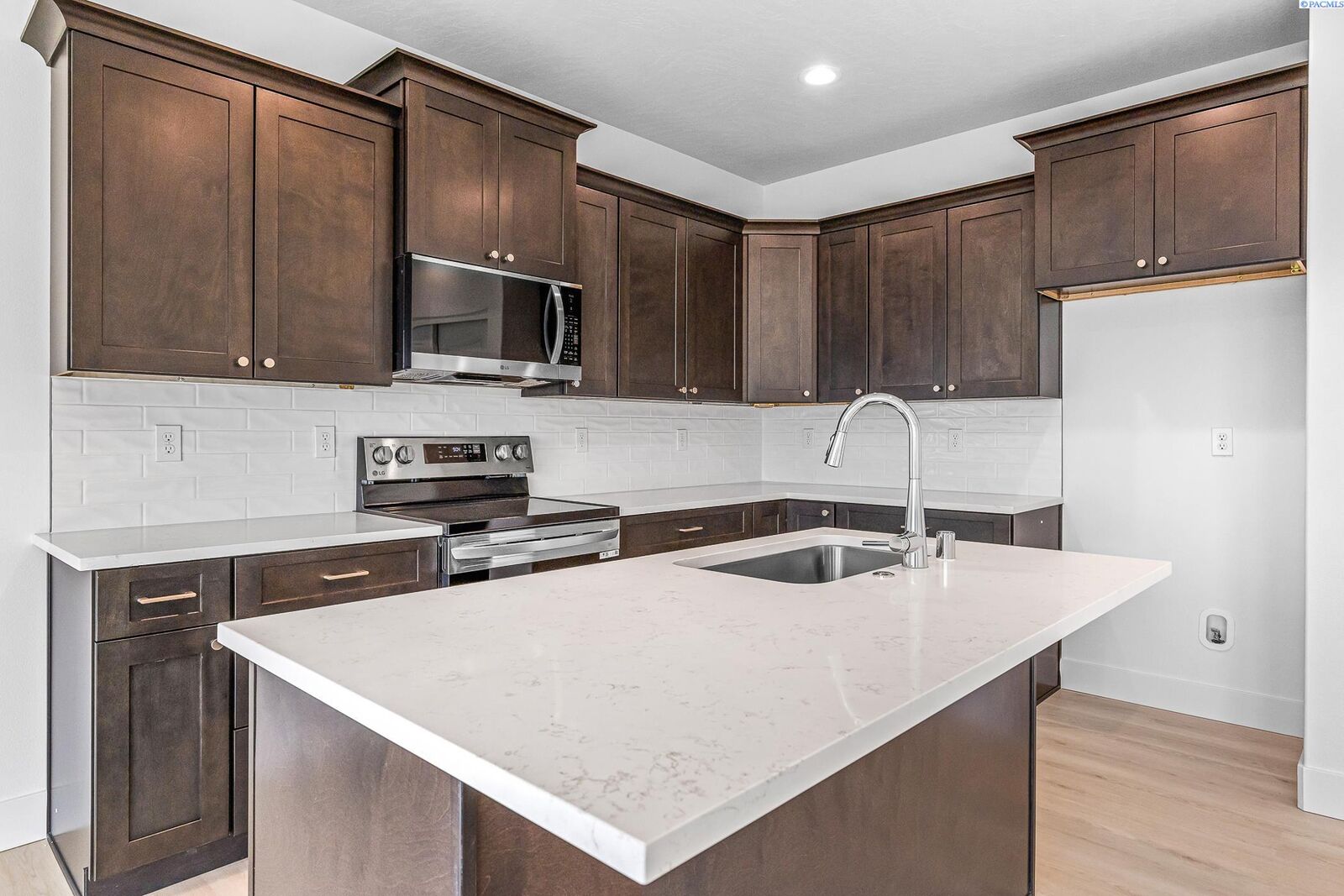 Property Photo:  7479 Grapevine Ct  WA 99353 