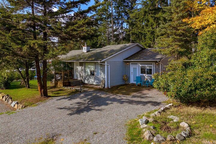 Property Photo: 2377 Robertson Rd BC V8H 2H3