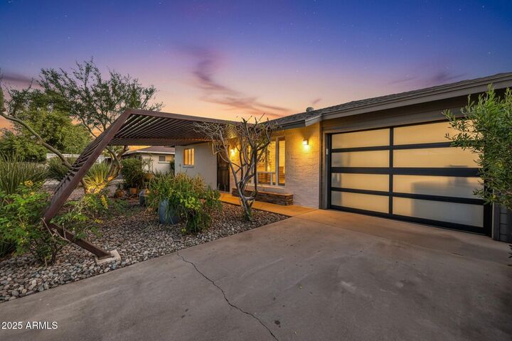 Property Photo:  2607 N 51st Street  AZ 85008