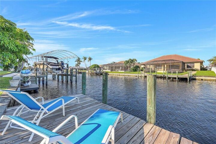 Property Photo:  2214 SE 19th Pl  FL 33990 