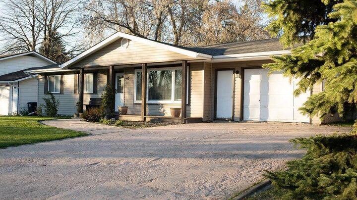 Property Photo: 117 Autumnwood Drive MB R5G 2C3