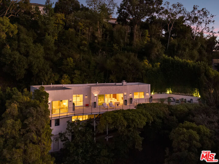 9422 Readcrest Dr  Beverly Hills CA 90210 photo