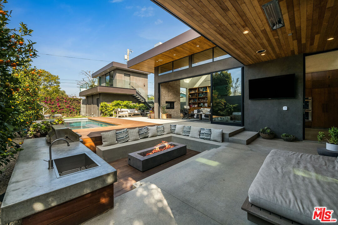 Property Photo:  1385 Palms Blvd  CA 90291 