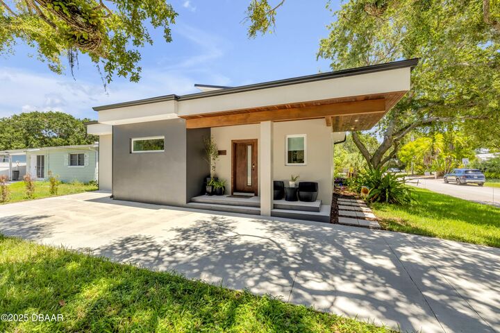 Property Photo: 3211 Saxon Drive FL 32169