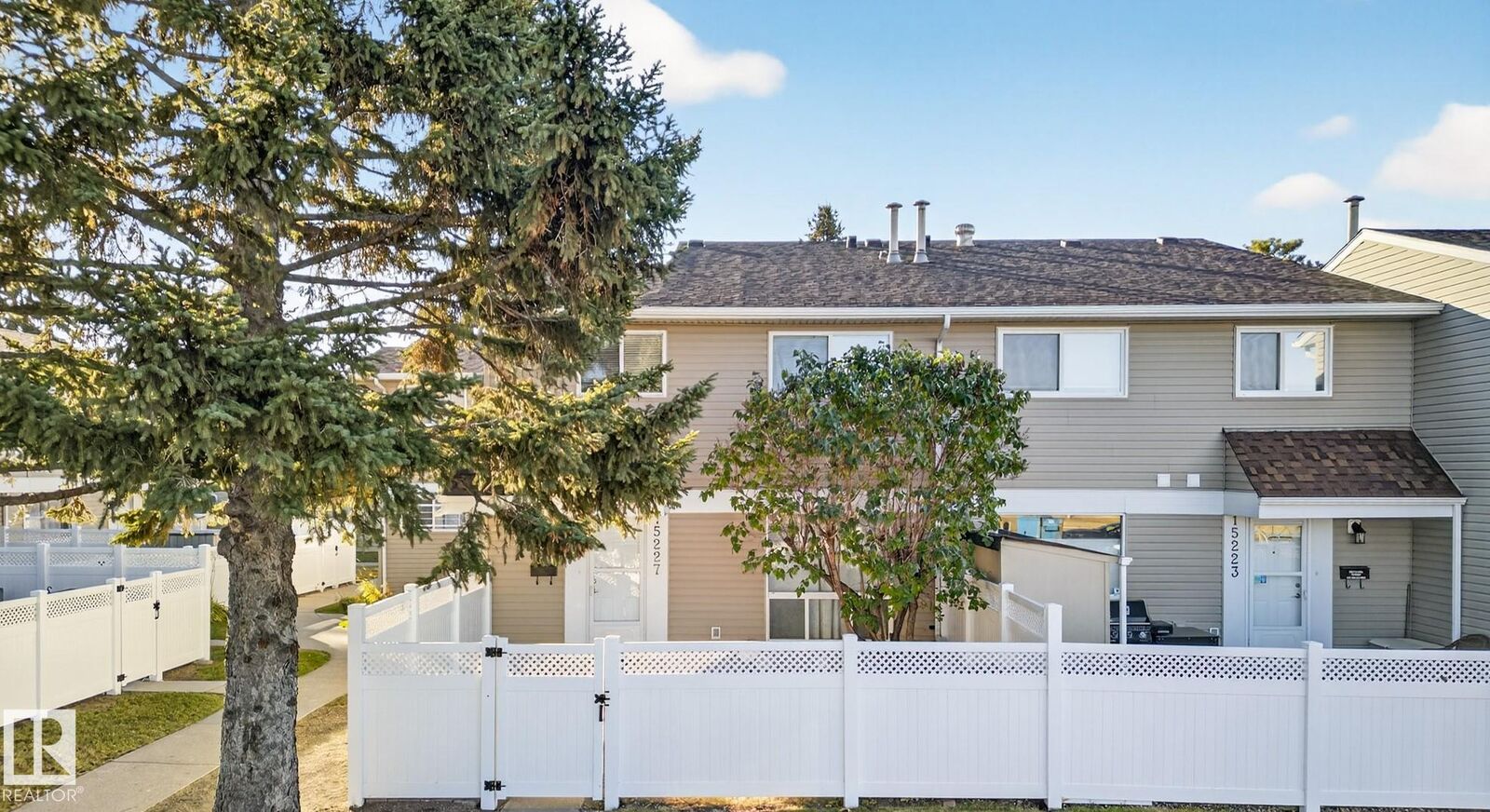 Photo de la propriété:  15227 54 Street NW  AB T5A 3N9 