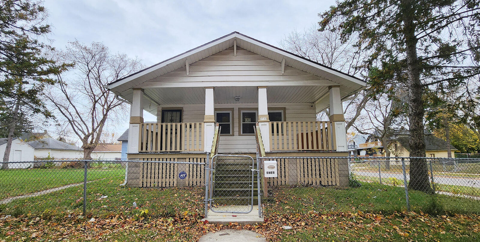 Property Photo: 3733 W Fairmount Ave WI 53209