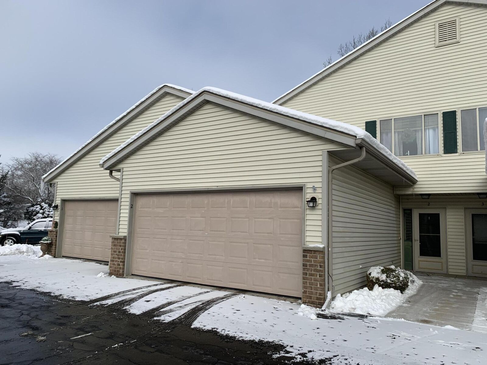 Property Photo:  976 Roseland Dr 2  WI 53040 