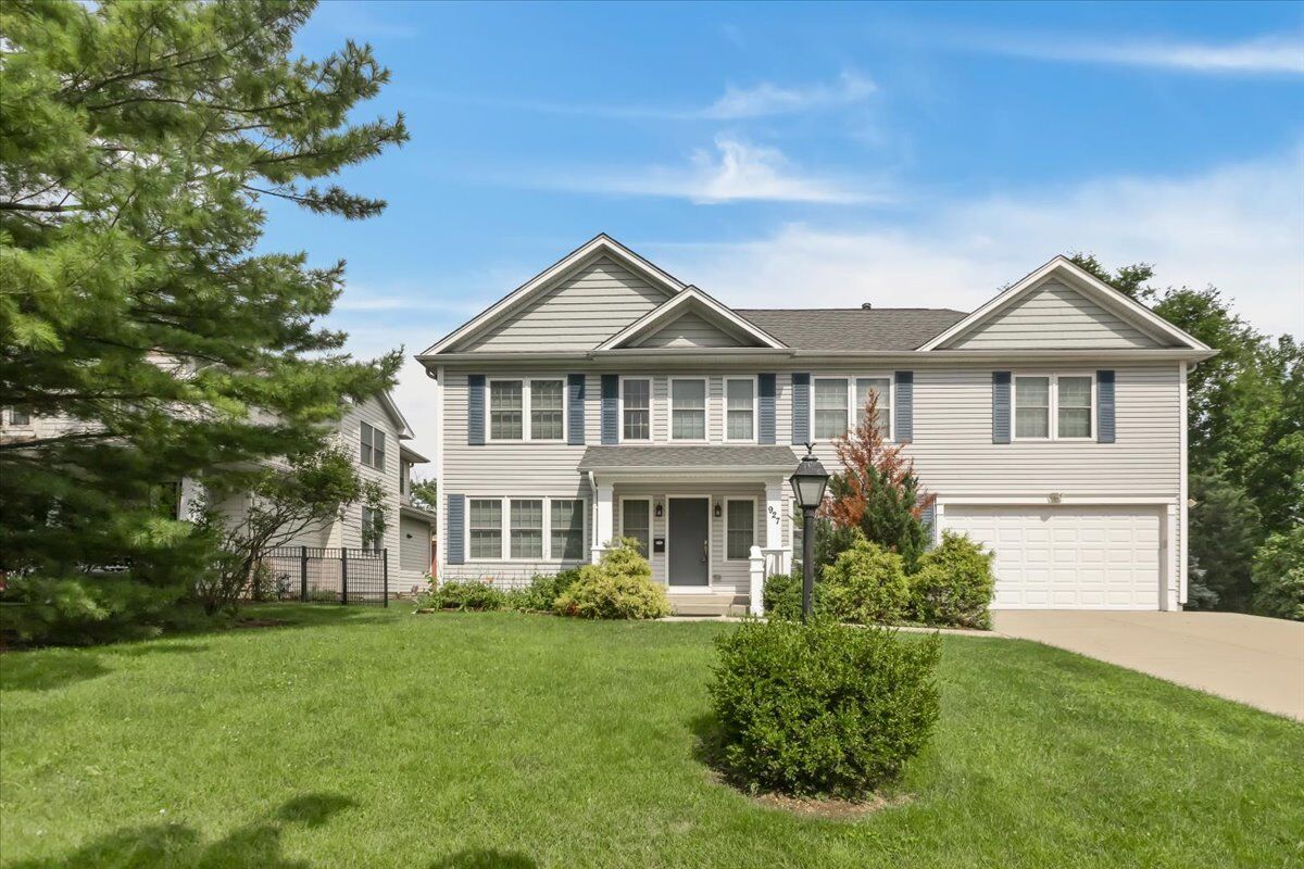 Property Photo: 927 S Charlotte Street IL 60148