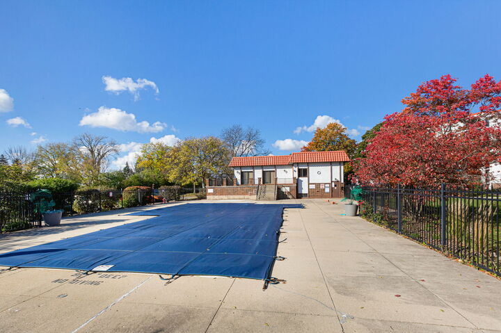 Property Photo: 450 Plum Creek Drive 410 IL 60090