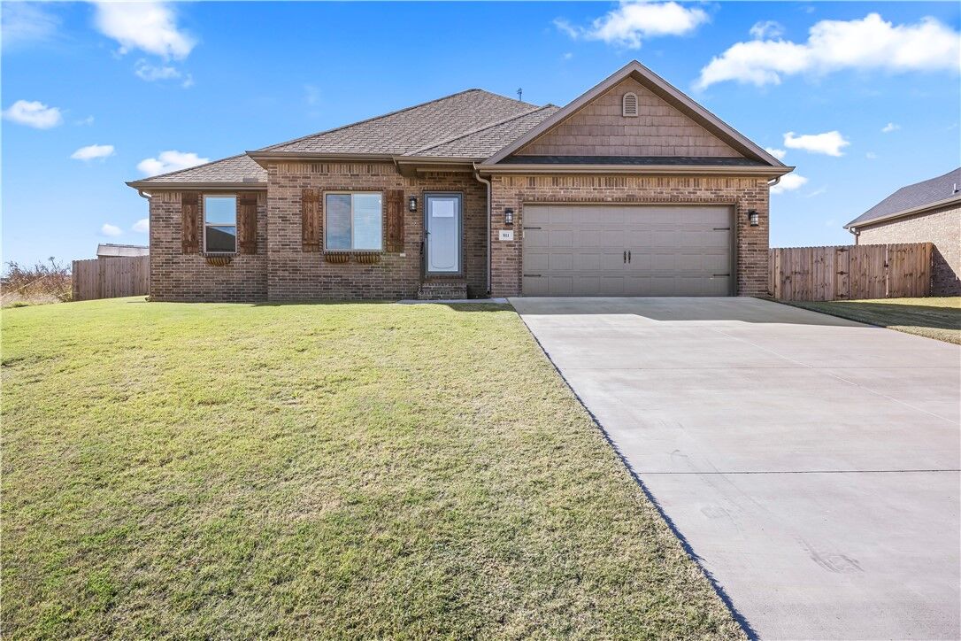 Property Photo:  811 Pinnacle Street  AR 72753 