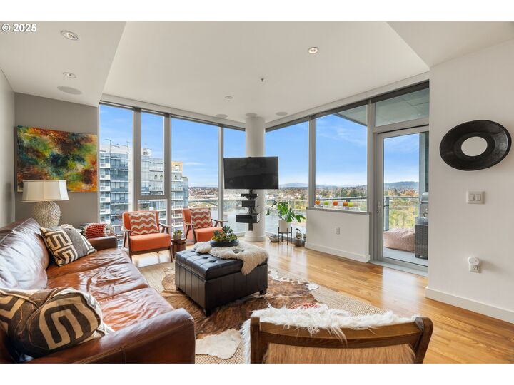 Property Photo:  841 S Gaines St 1804  OR 97239 