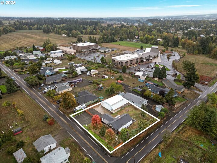 Property Photo: 810 Northwood Dr NE OR 97317