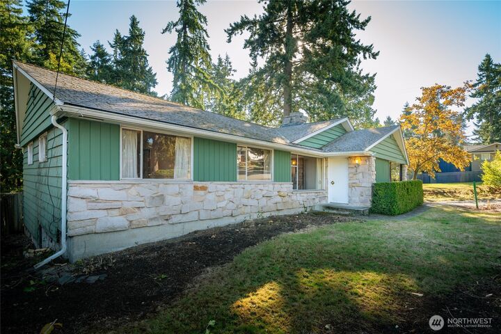 Property Photo:  20008  Meridian Place N  WA 98133 