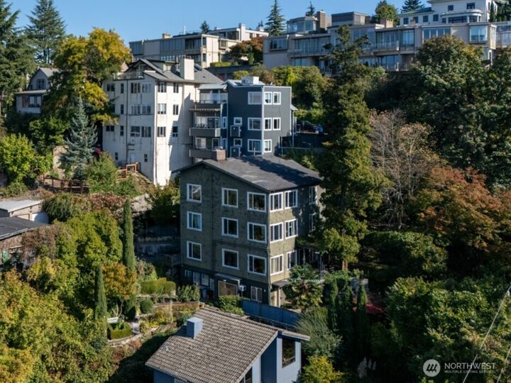 Property Photo:  814 E Howe Street  WA 98102 