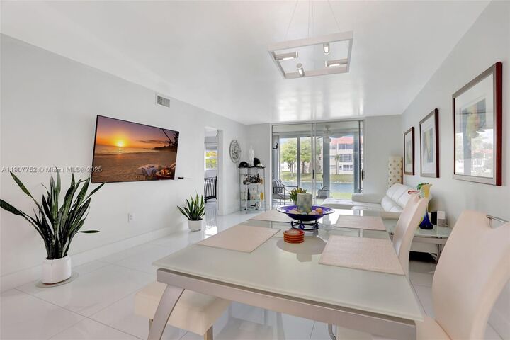 Property Photo: 2931 E Sunrise Lakes Dr 109 FL 33322