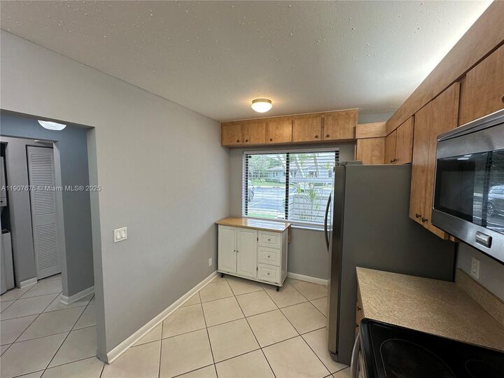 Property Photo:  603 Racquet Club Rd 2  FL 33326