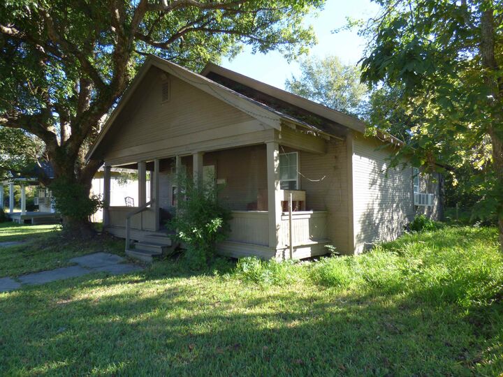 Property Photo: 710 12th St TX 77630
