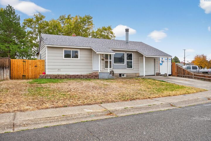 Property Photo:  1912 Hood Ave  WA 99354-2232 