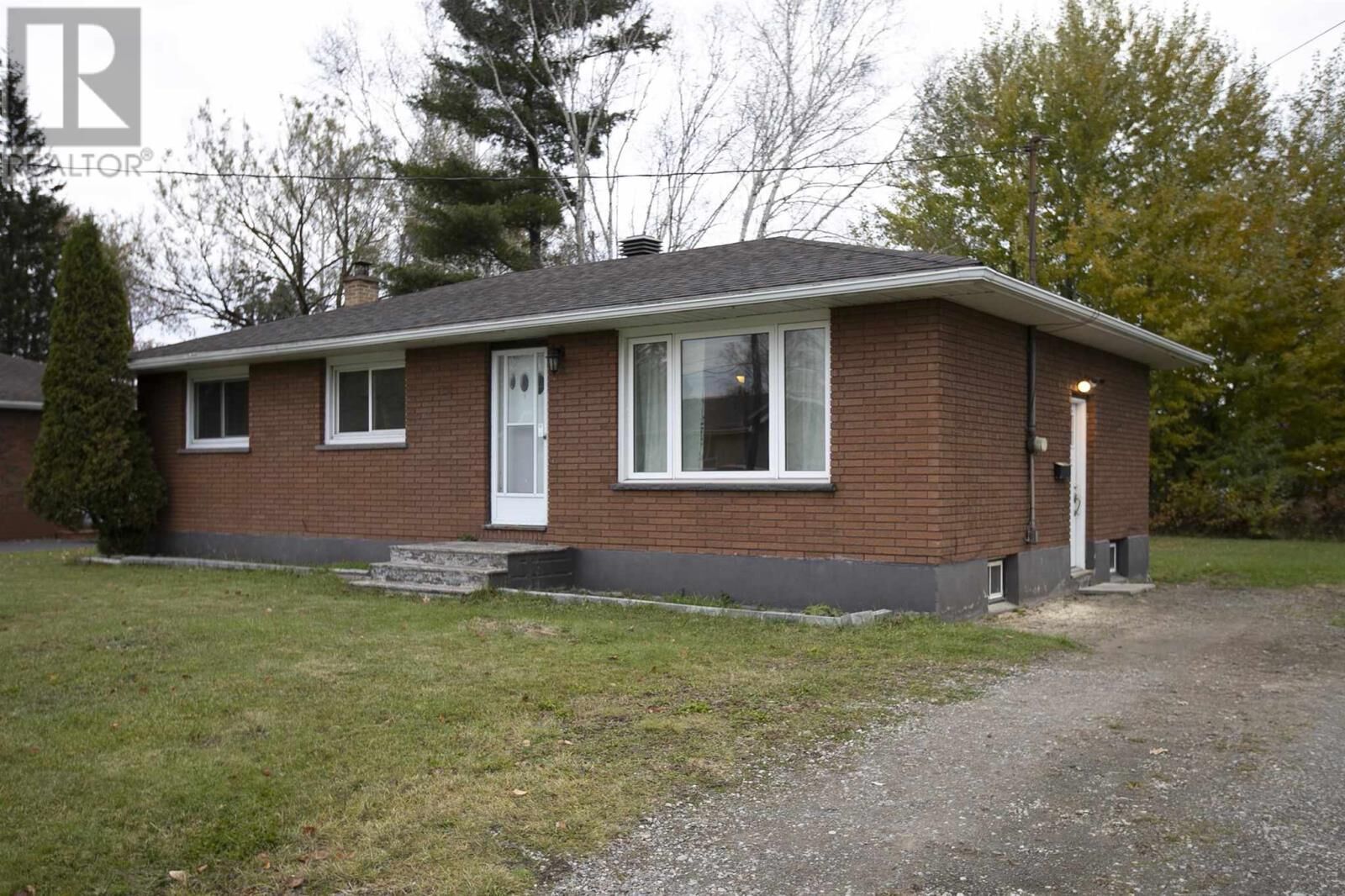 Photo de la propriété: 272 Rowell Ave ON P6C 5K8