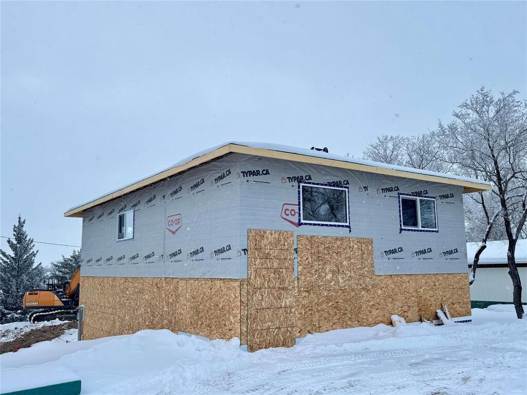 Property Photo:  211 Lorne Avenue  MB R0J 0B0 