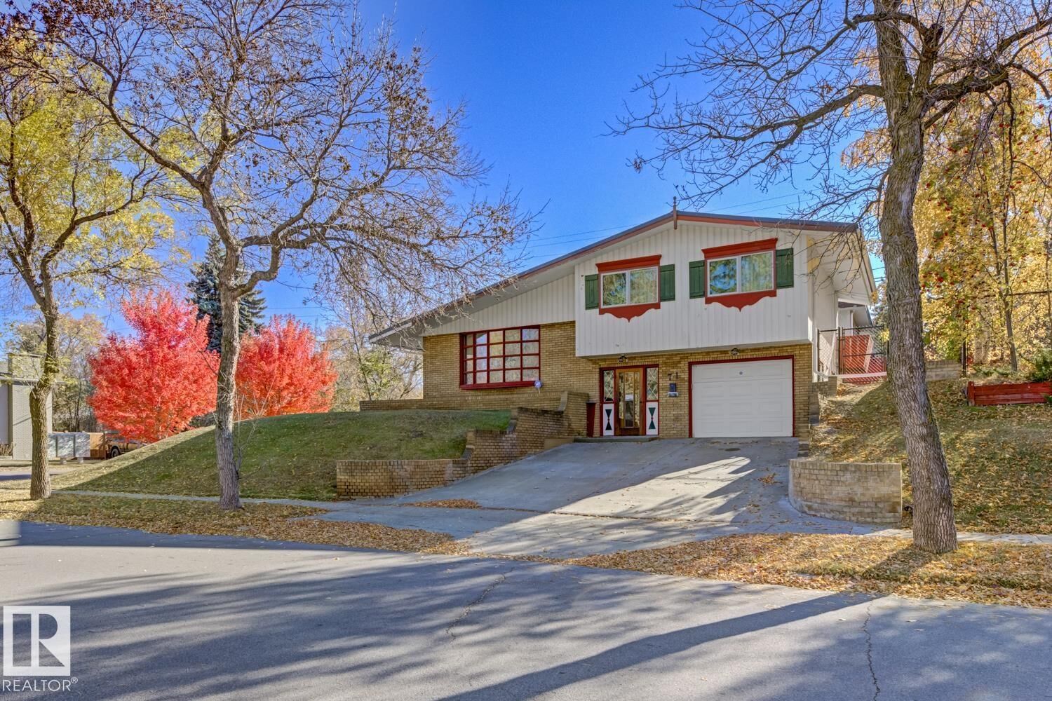 Property Photo: 71 Geneva Crescent AB T8N 0Z3