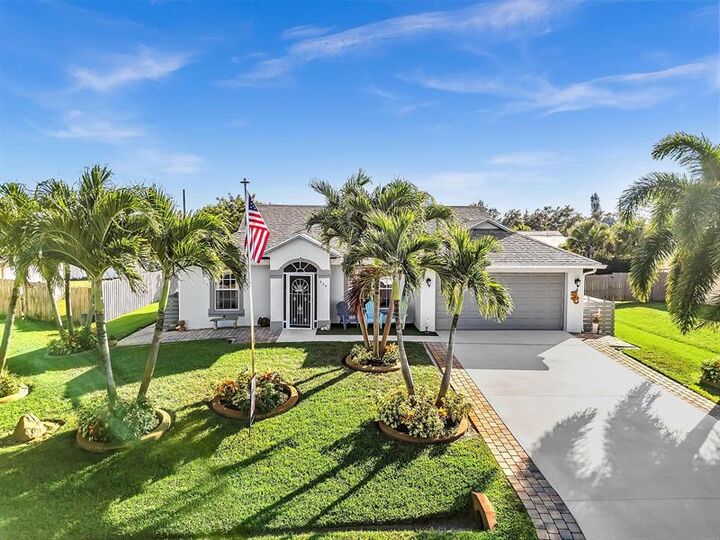 Property Photo: 634 SE Thanksgiving Ave FL 34984