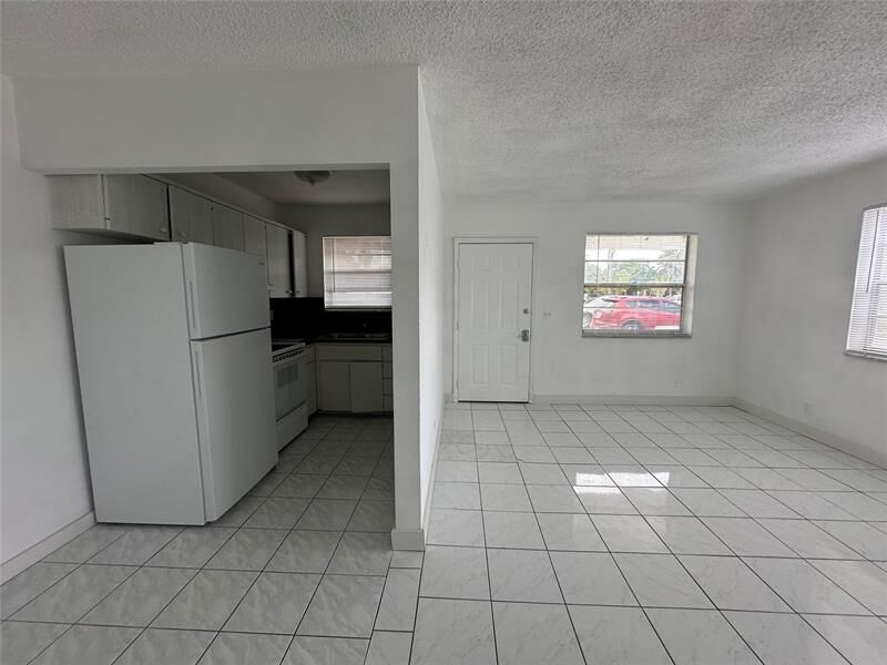 Property Photo: 400 SE 9th Ct 1 FL 33009