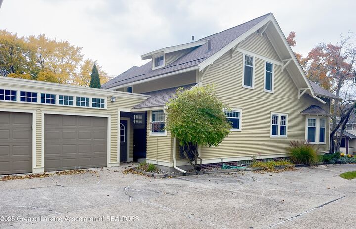 Property Photo: 805 Bancroft Court MI 48915