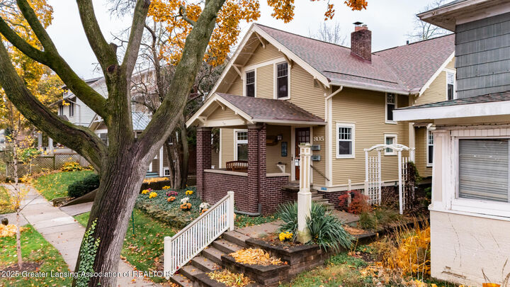 Property Photo:  805 Bancroft Court  MI 48915 