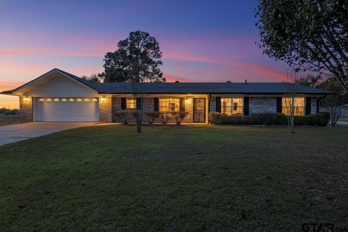 Property Photo: 1308 S Evenside St TX 75654