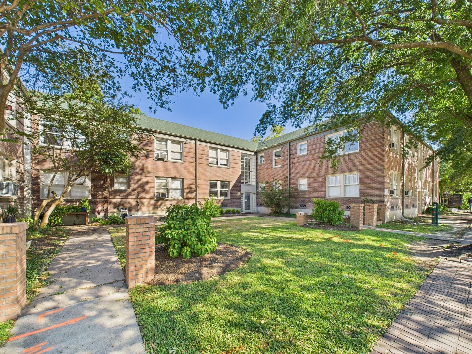 Property Photo: 1920 Richmond Avenue 6 TX 77098