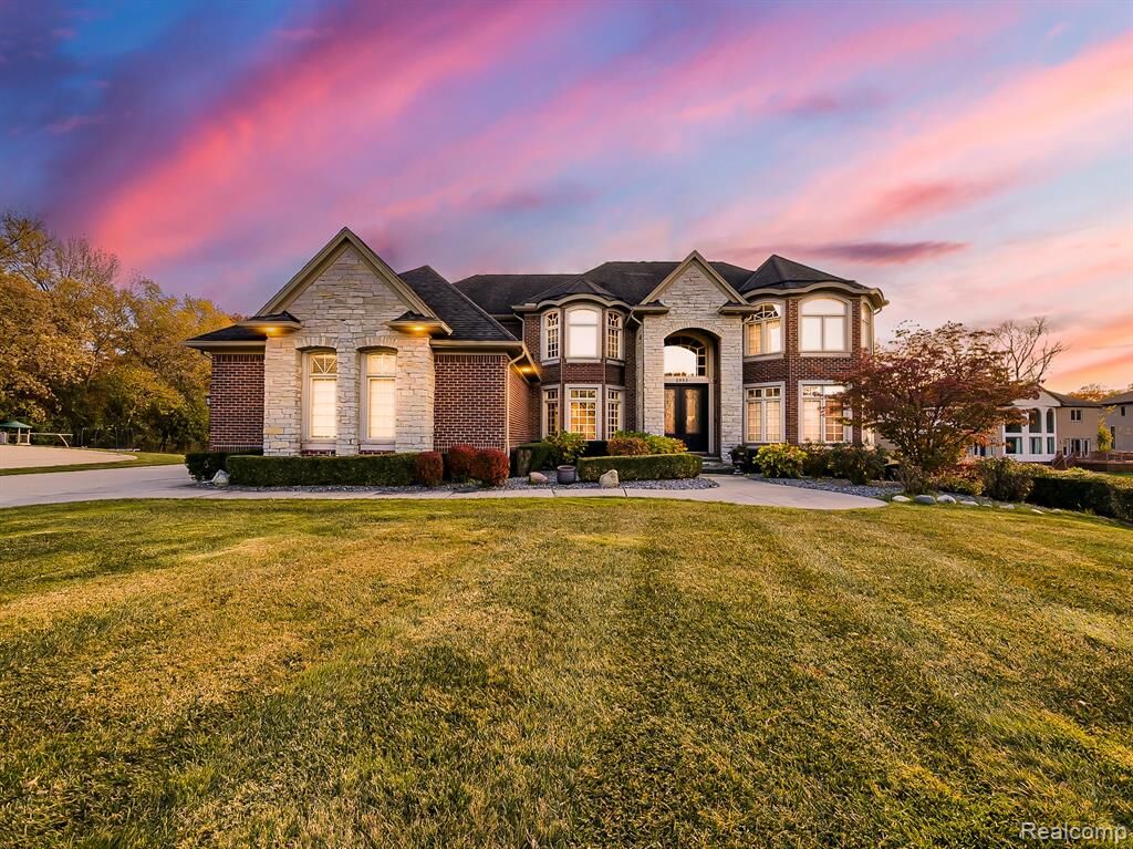 Property Photo:  2953 Squire Court  MI 48098 6211 