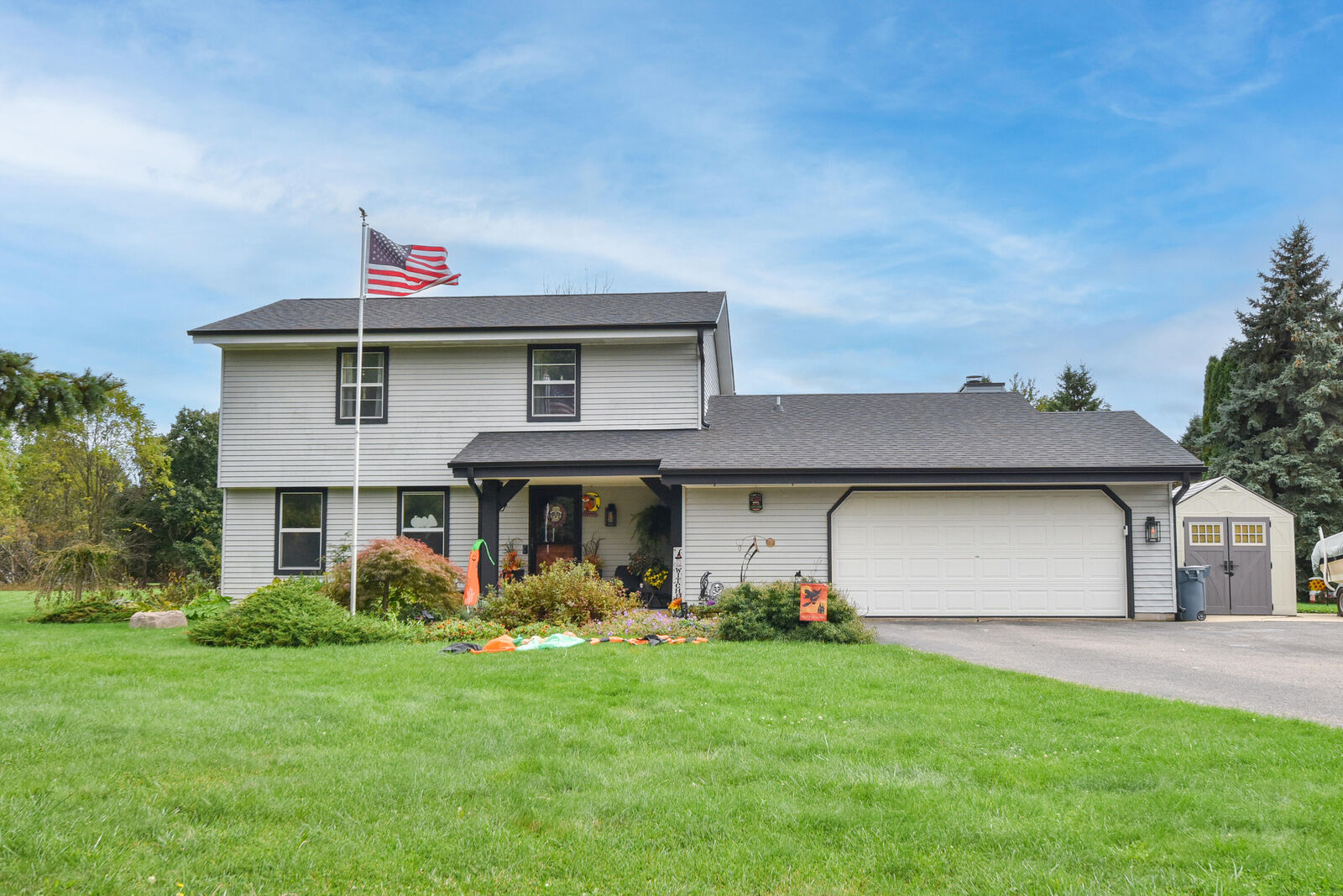 Property Photo:  N67w33863 Loghouse Ct  WI 53066 