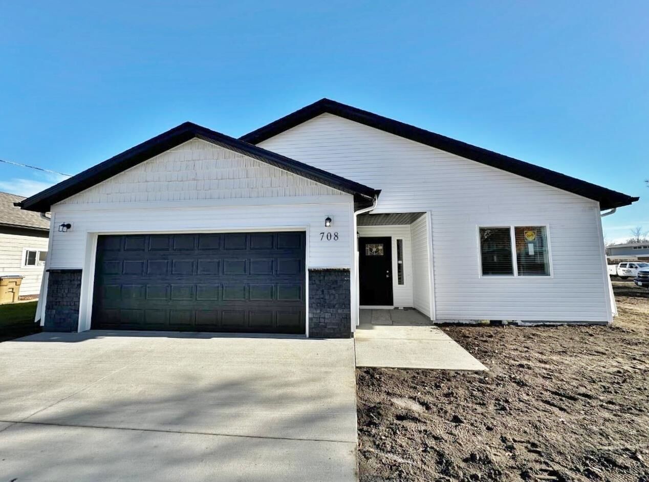 Property Photo: 708 8th Street NW ND 58703