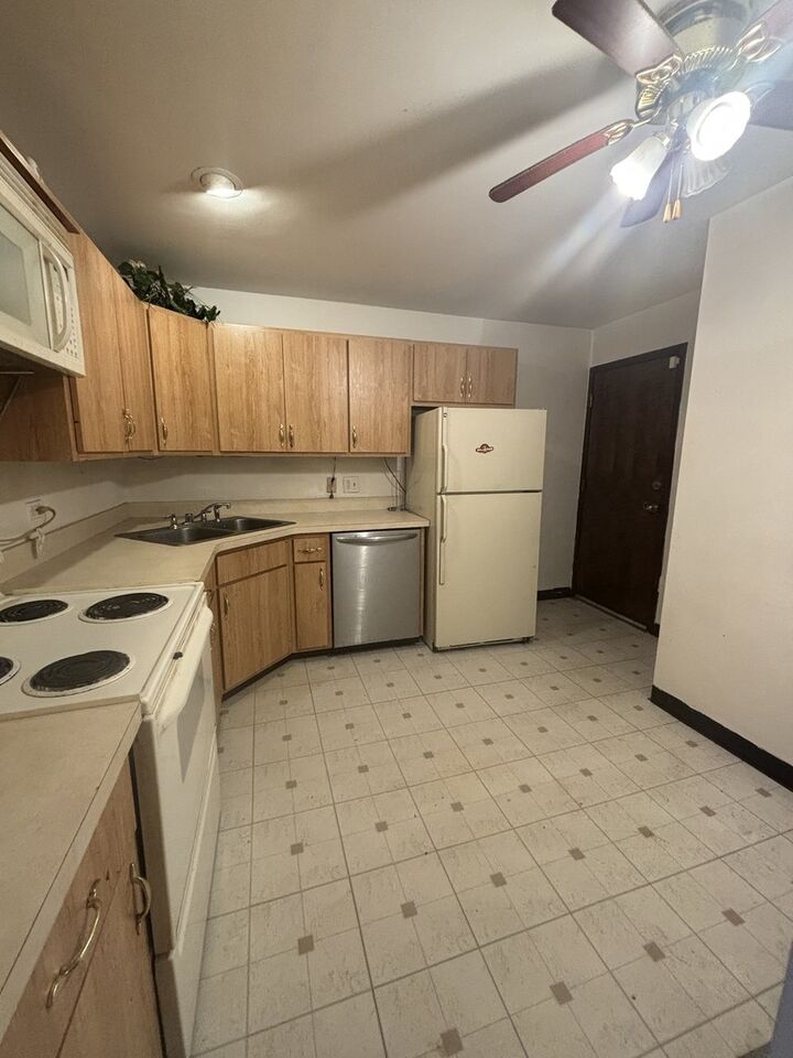 Property Photo:  1050 Holbrook Road 1H  IL 60430 