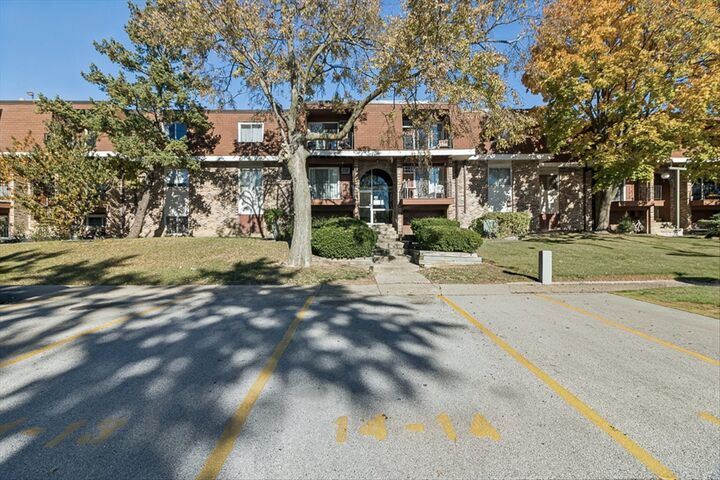 Property Photo:  620 Mesa Drive 310  IL 60169 