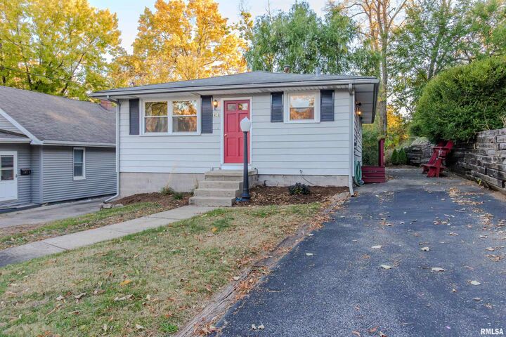 Property Photo: 1410 E Fairoaks Avenue IL 61603