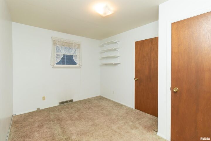 Property Photo:  1410 E Fairoaks Avenue  IL 61603 